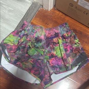 Lululemon Hottie Hot Shorts 2.5 inch
